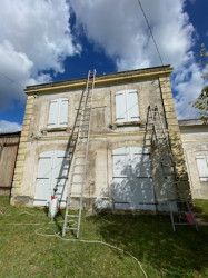 Ravalement d'une façade qui comporte plusieurs fissures  